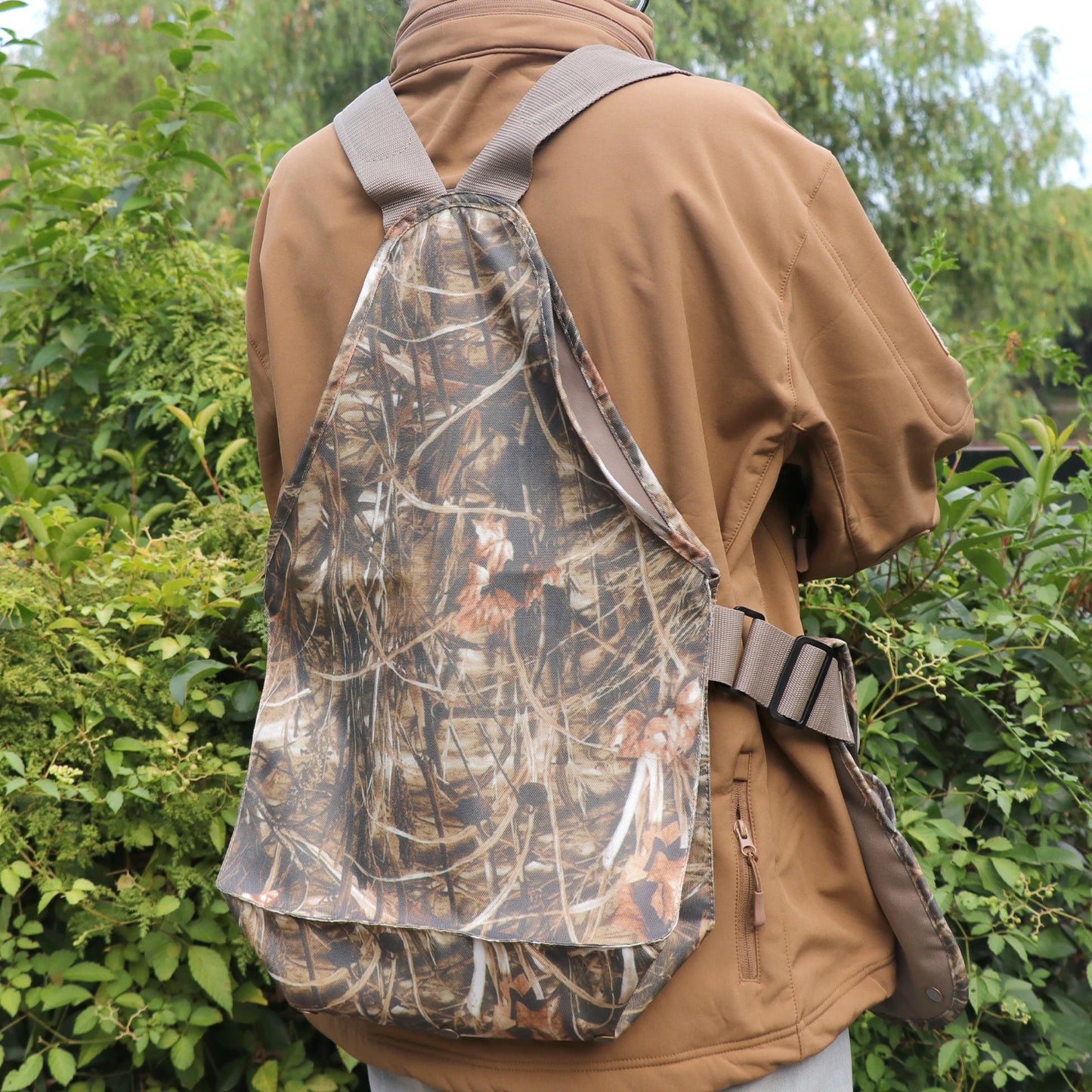 Hunting Vest Camouflage Upland Waterfowl Vest Meadow Lightweight with Hunting Game Duck Pouch and Pockets for Hunting Fishing